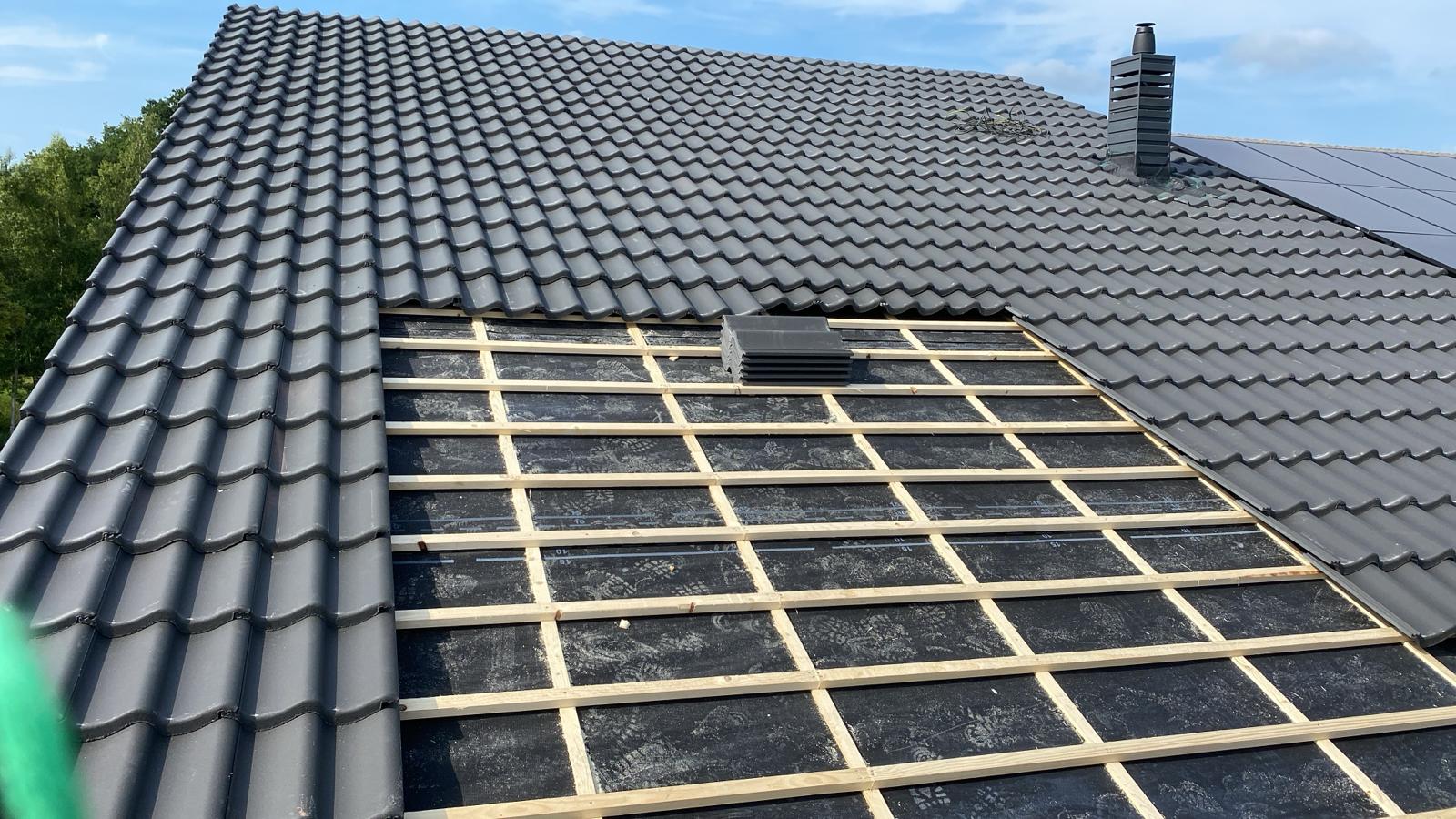 Vakkundige dakdekker aan het werk